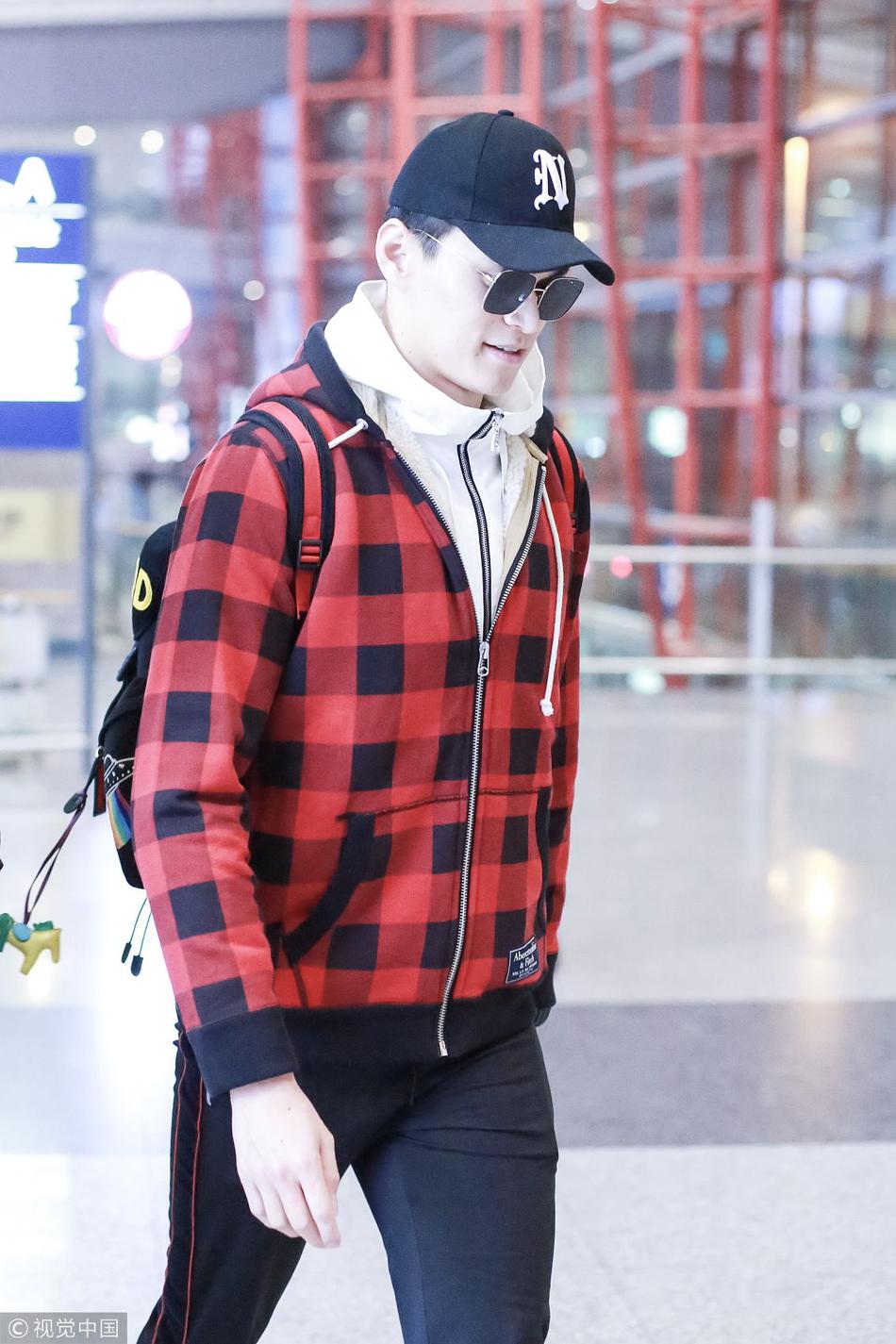 孙杨休闲风亮相手插兜化身冷酷boy