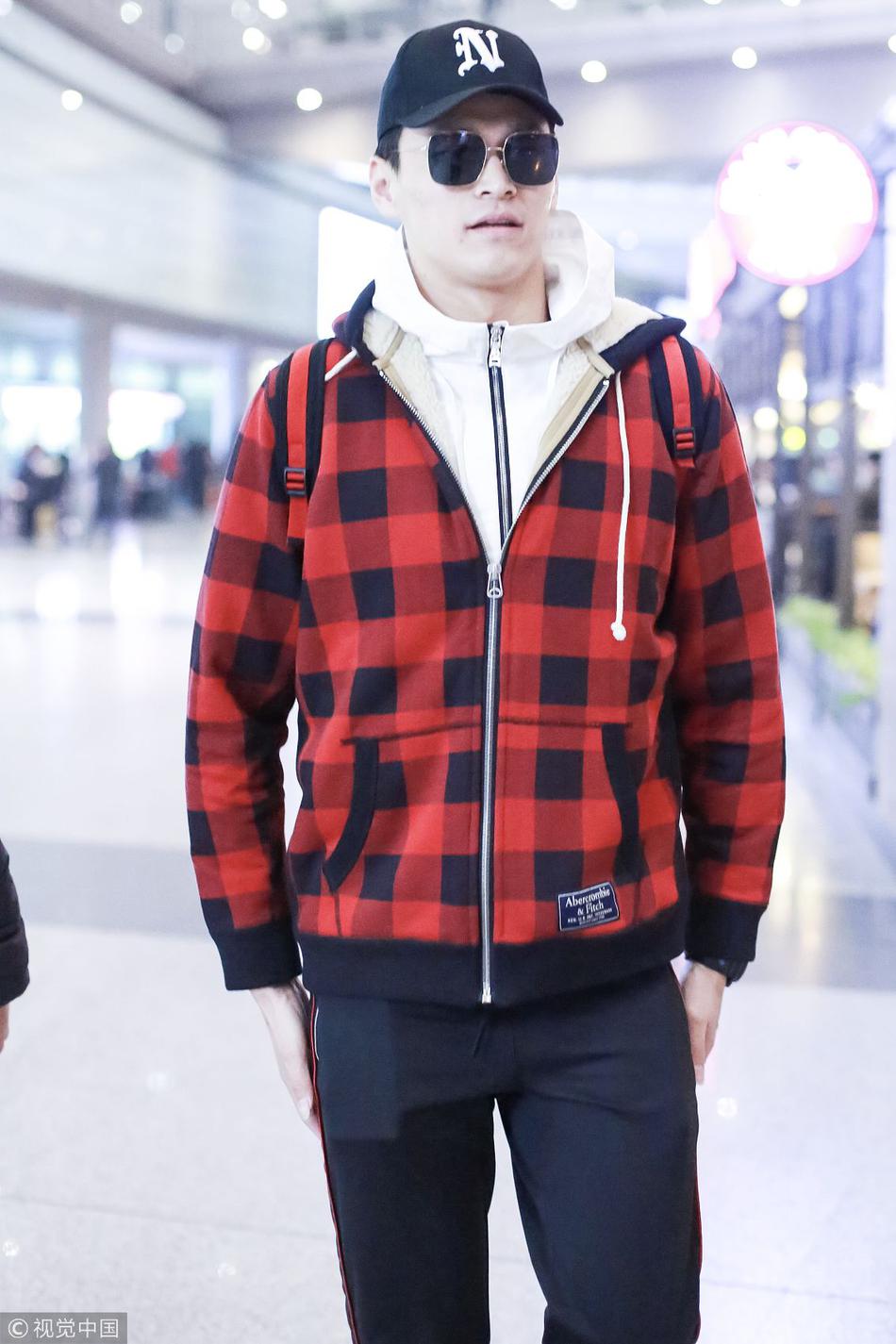 孙杨休闲风亮相手插兜化身冷酷boy