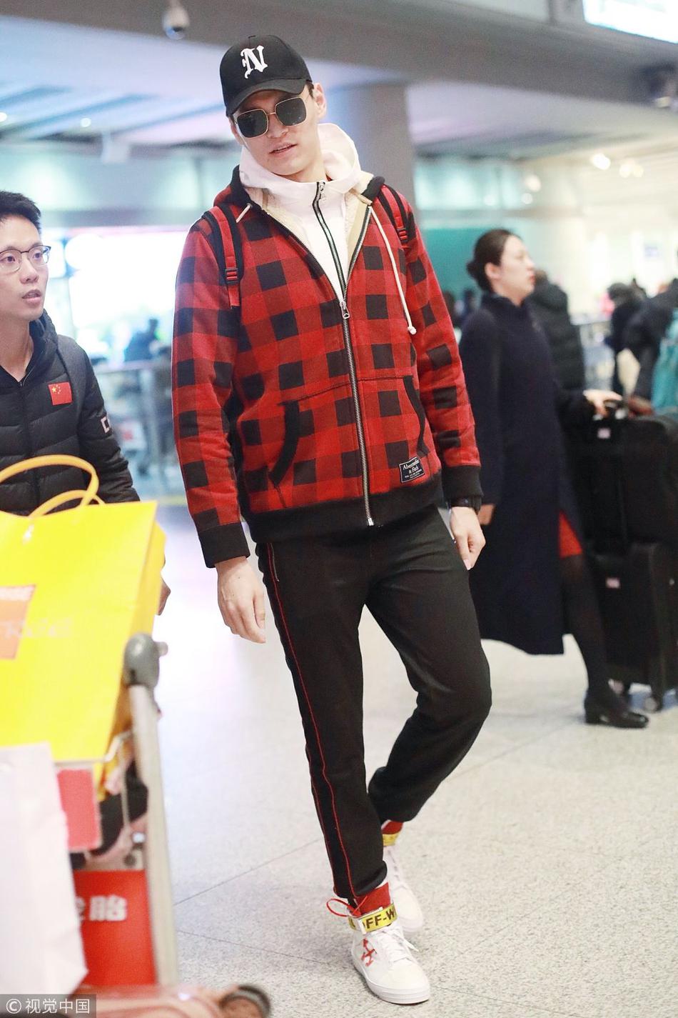 孙杨休闲风亮相手插兜化身冷酷boy