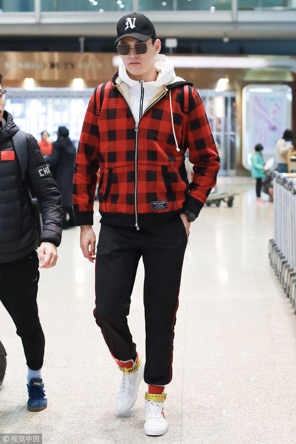 孙杨休闲风亮相手插兜化身冷酷boy