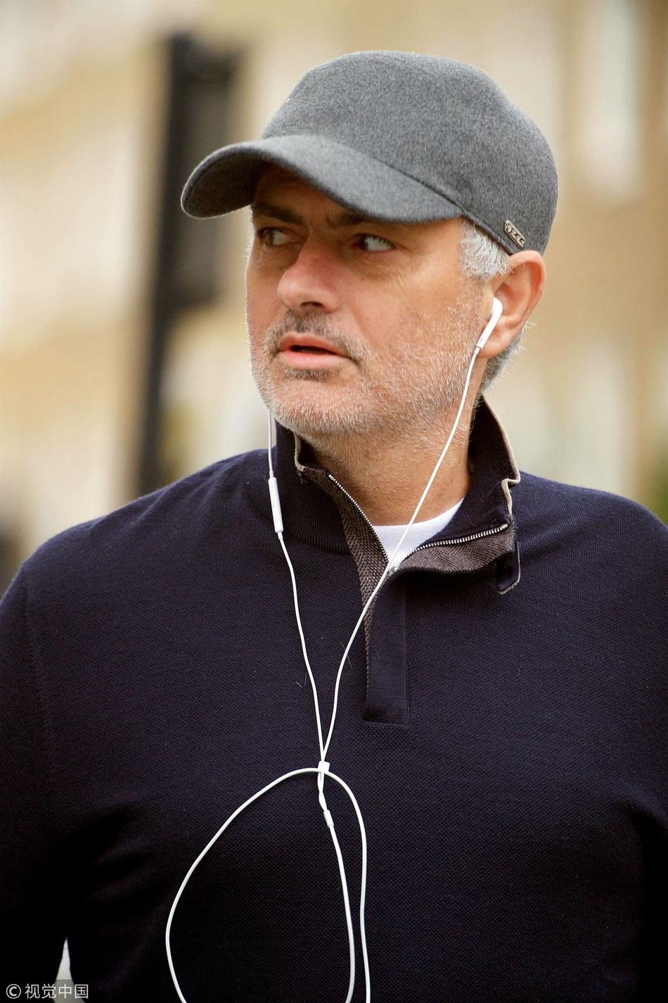 穆里尼奥现身伦敦街头听歌逛街悠哉十足