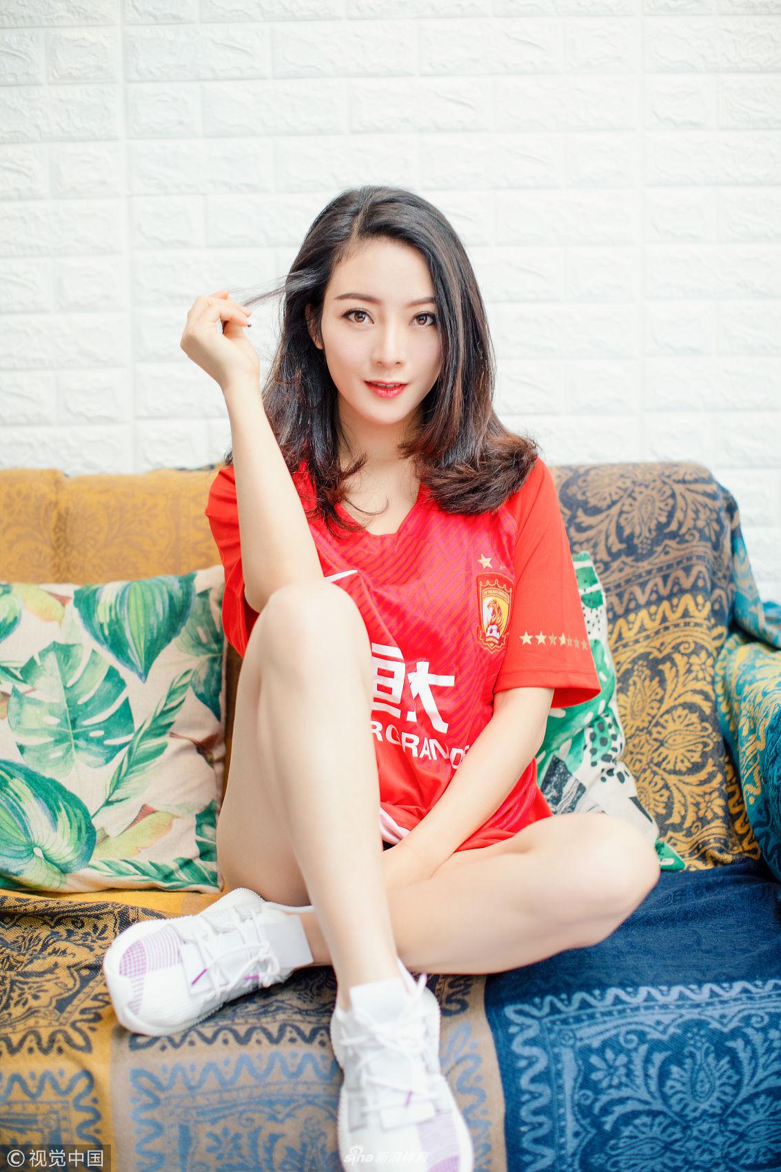 足球宝贝拍写真示爱恒大 长腿迷人
