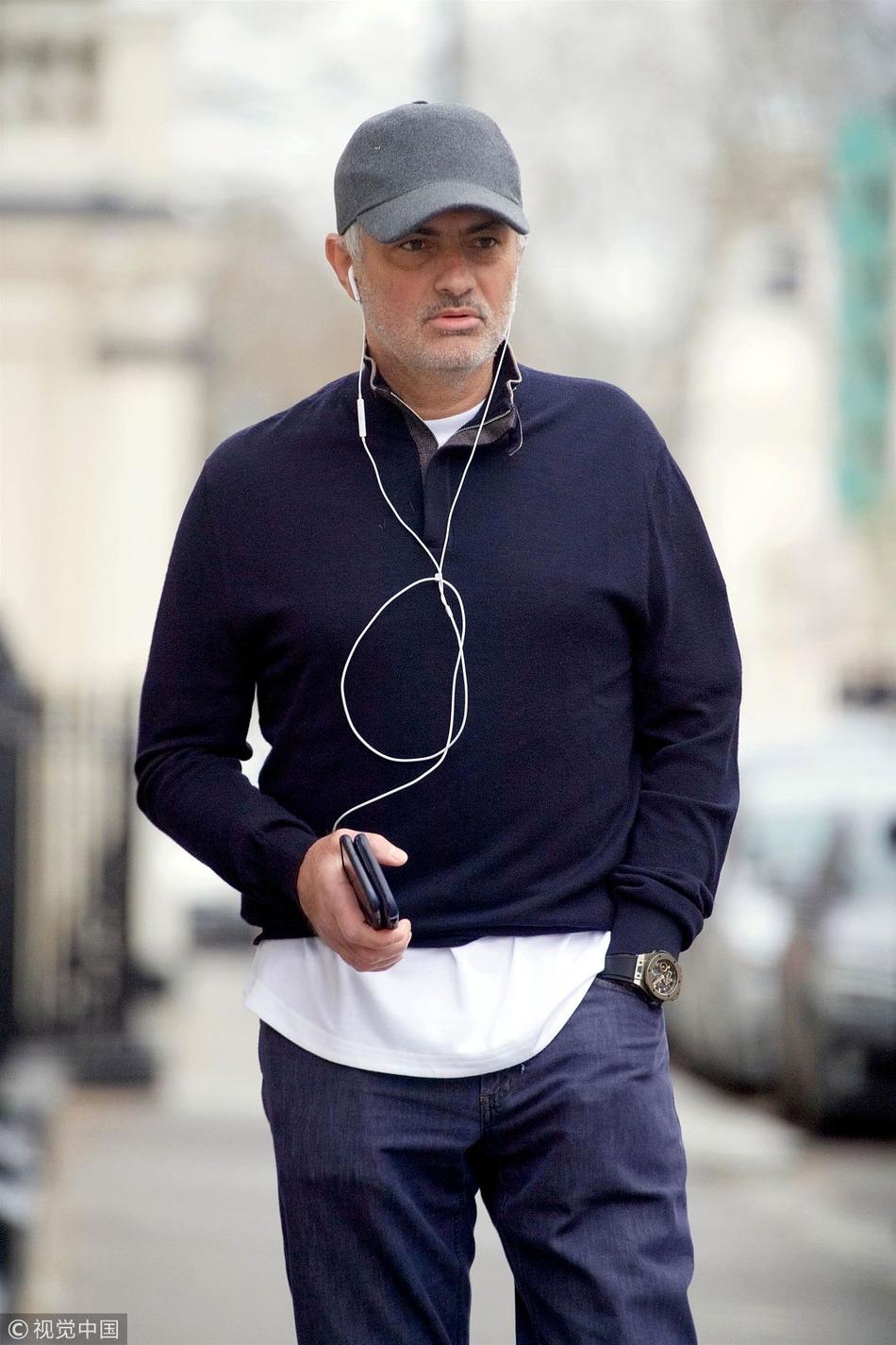 穆里尼奥现身伦敦街头听歌逛街悠哉十足