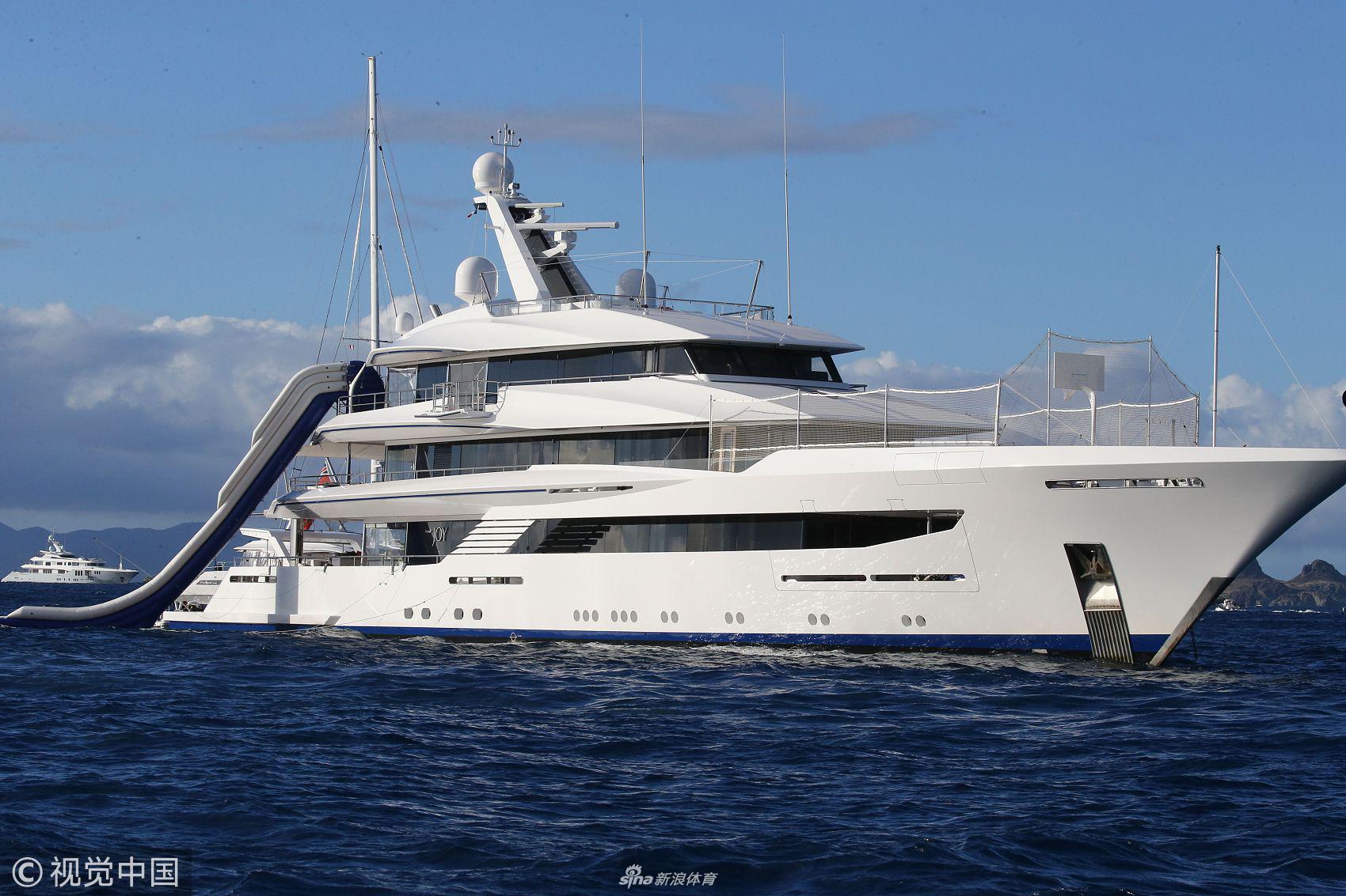 乔丹携小美女度假不忘老本行 游艇上安装篮球架