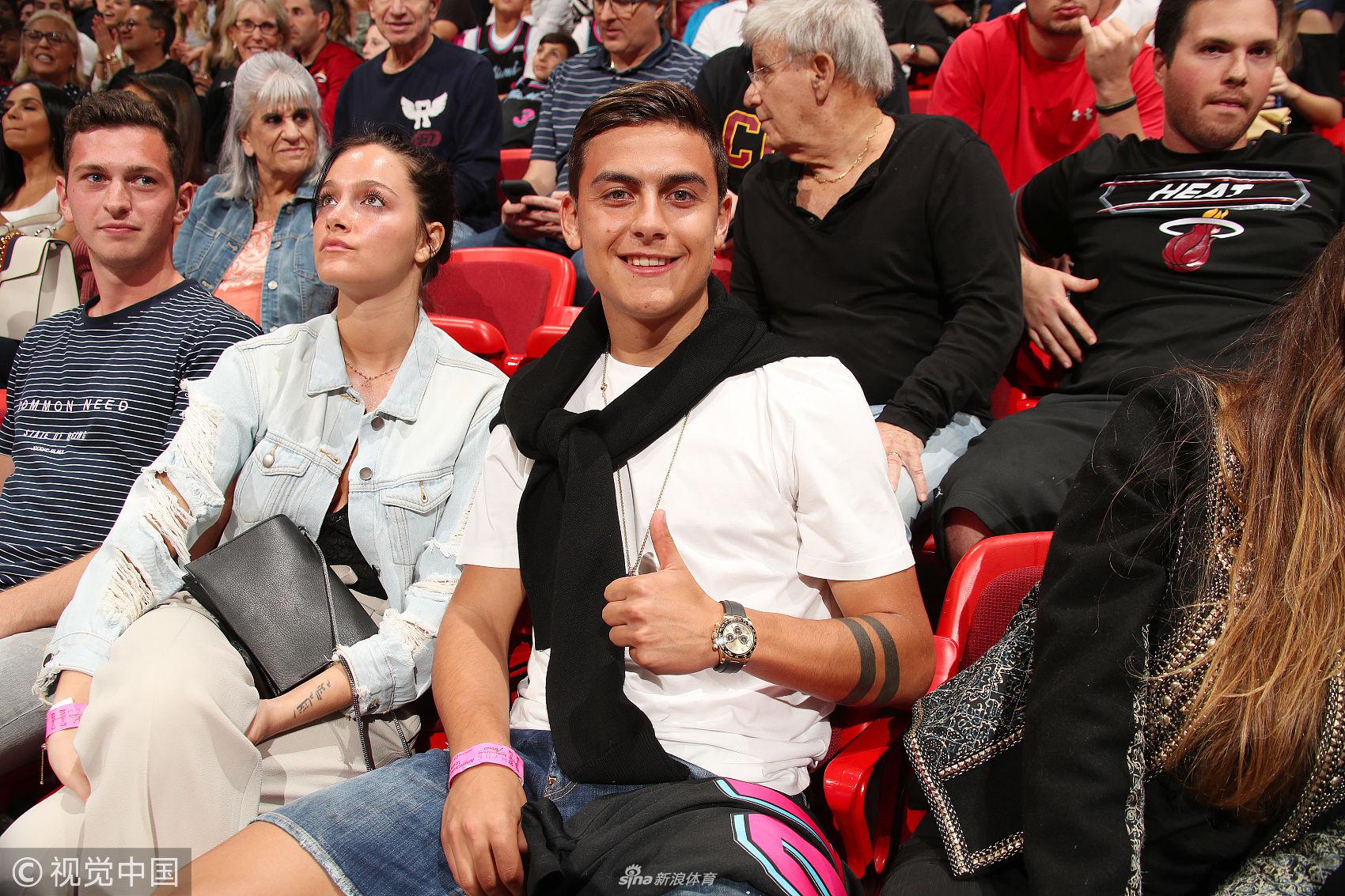 迪巴拉携女友观战NBA比赛 合影韦德变迷弟