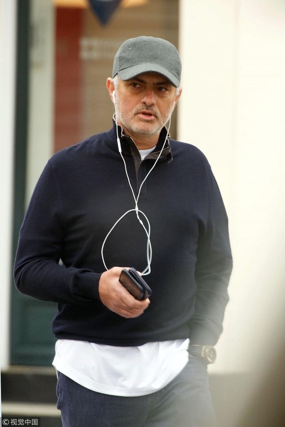 穆里尼奥现身伦敦街头听歌逛街悠哉十足