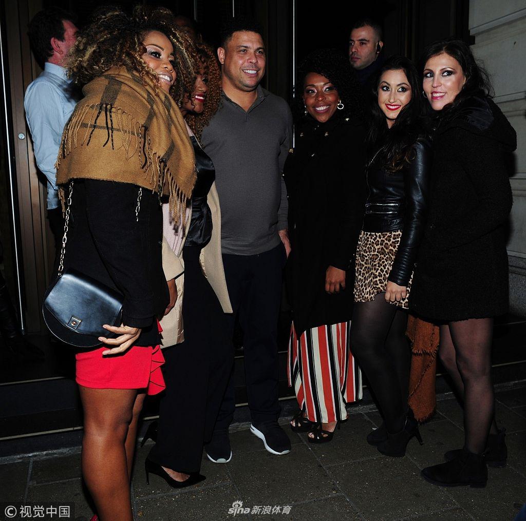 罗纳尔多被多名女球迷环绕求合影