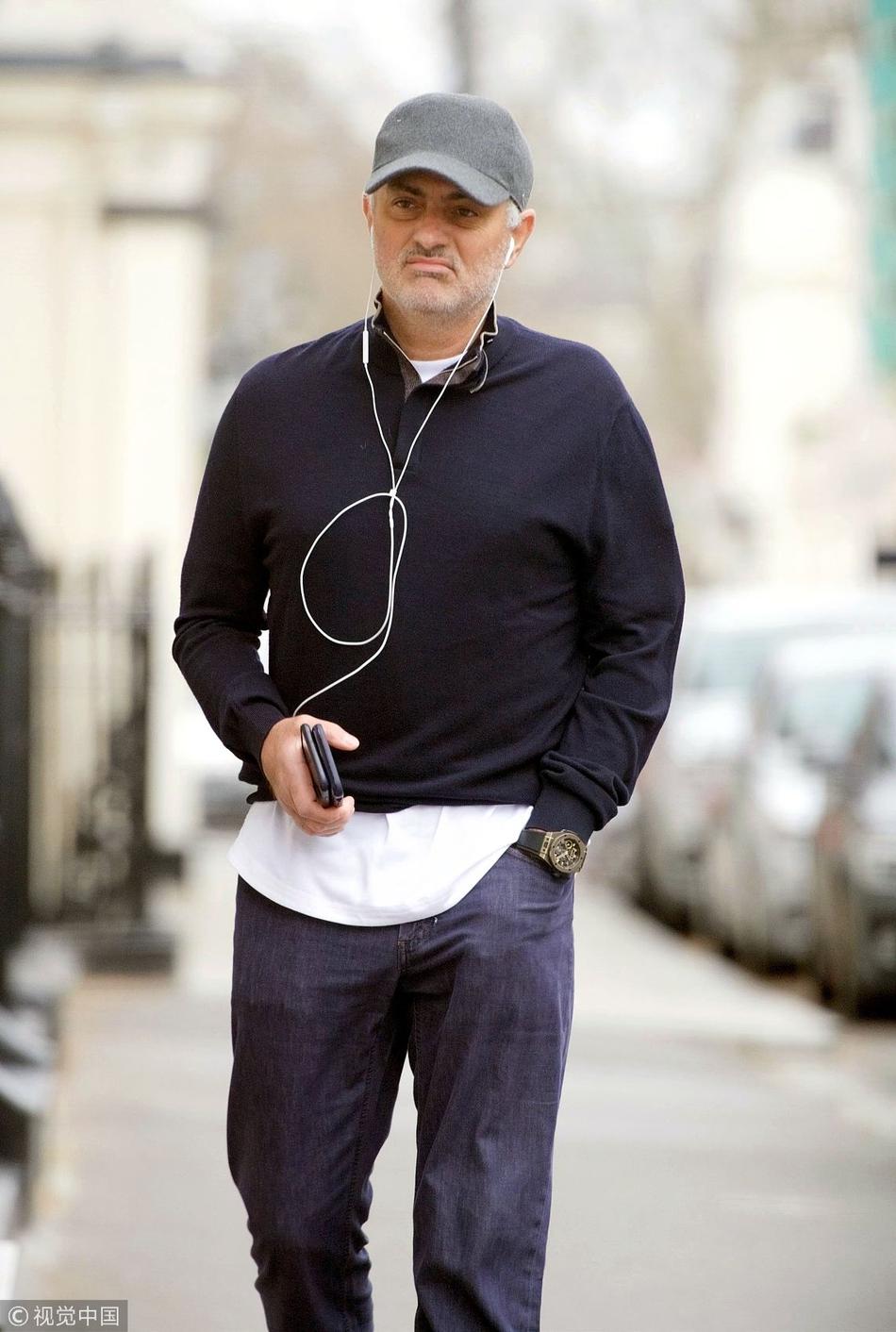 穆里尼奥现身伦敦街头听歌逛街悠哉十足
