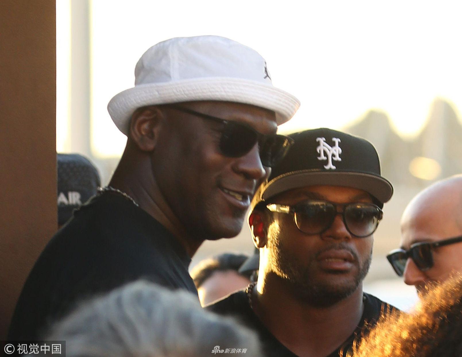 乔丹携小美女度假不忘老本行 游艇上安装篮球架