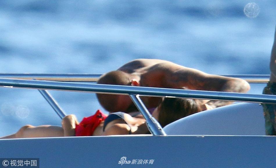 贝克汉姆一家出海亲吻秀恩爱 小七肉腿抢镜