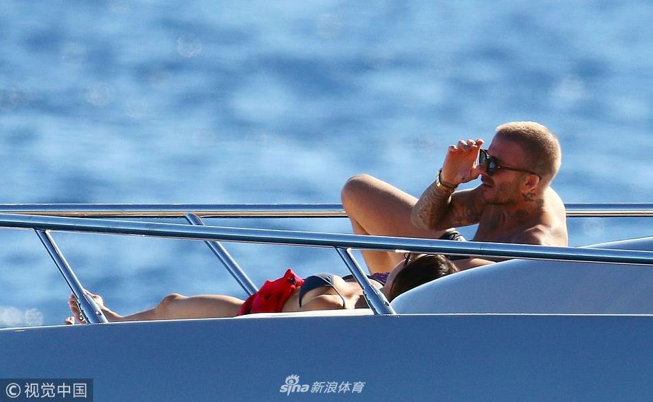 贝克汉姆一家出海亲吻秀恩爱 小七肉腿抢镜