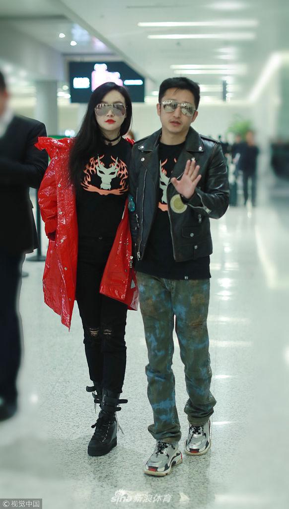 拳王邹市明与妻子冉莹颖手牵手恩爱十足