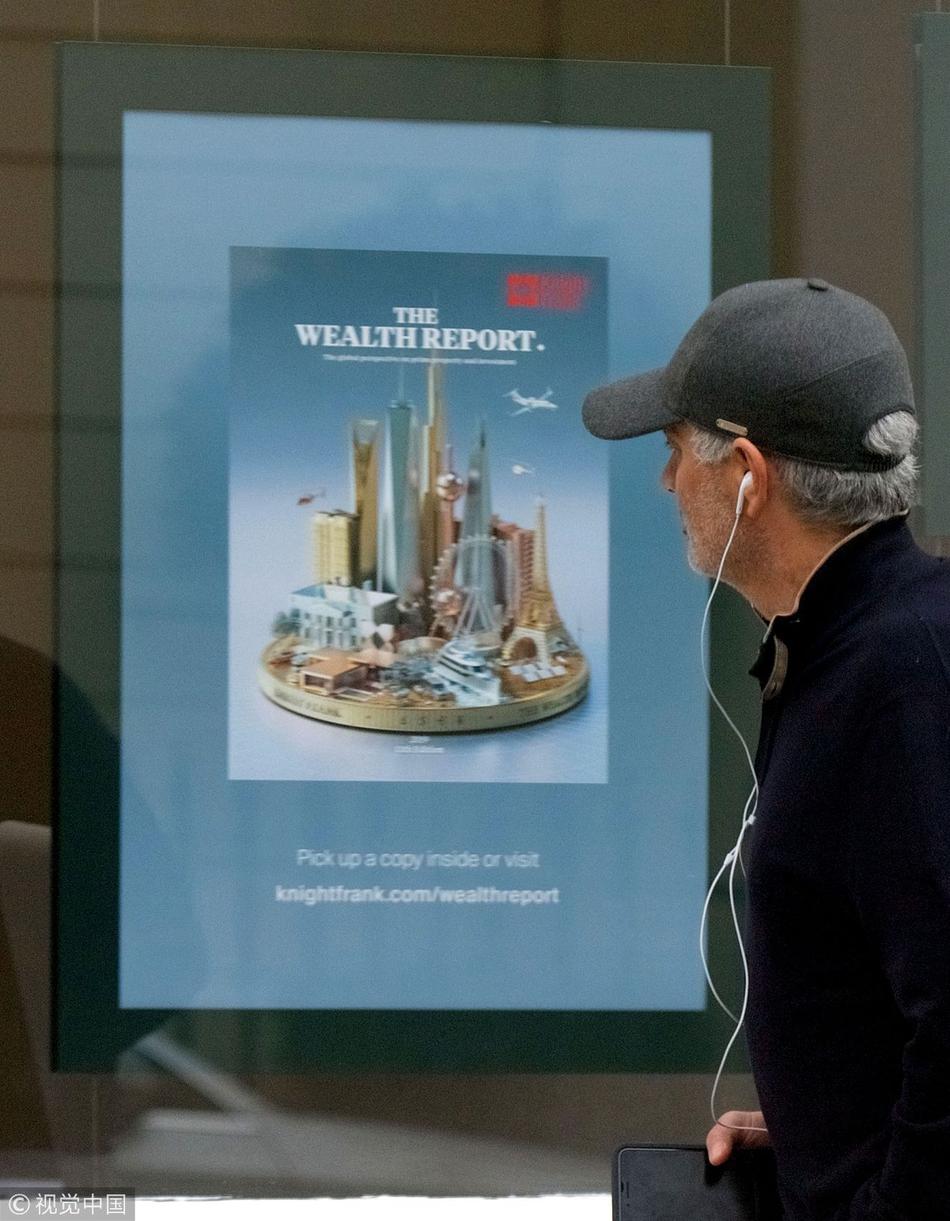 穆里尼奥现身伦敦街头听歌逛街悠哉十足