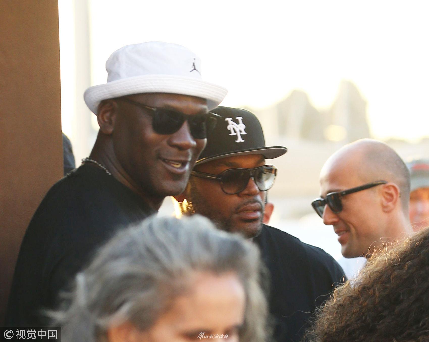 乔丹携小美女度假不忘老本行 游艇上安装篮球架