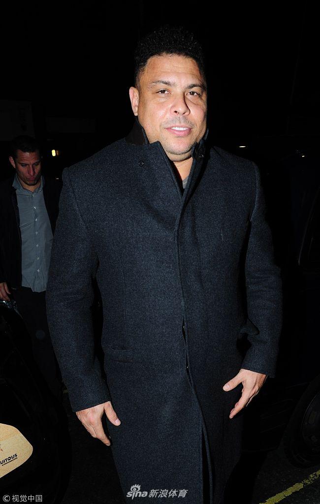 罗纳尔多被多名女球迷环绕求合影