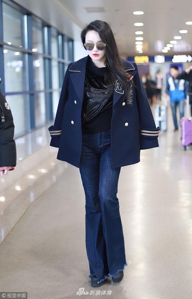 拳王邹市明美妻冉莹颖现身机场 熟女范十足