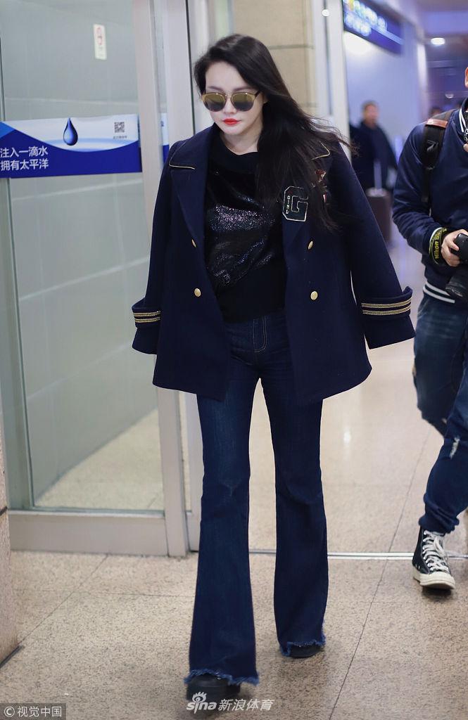 拳王邹市明美妻冉莹颖现身机场 熟女范十足