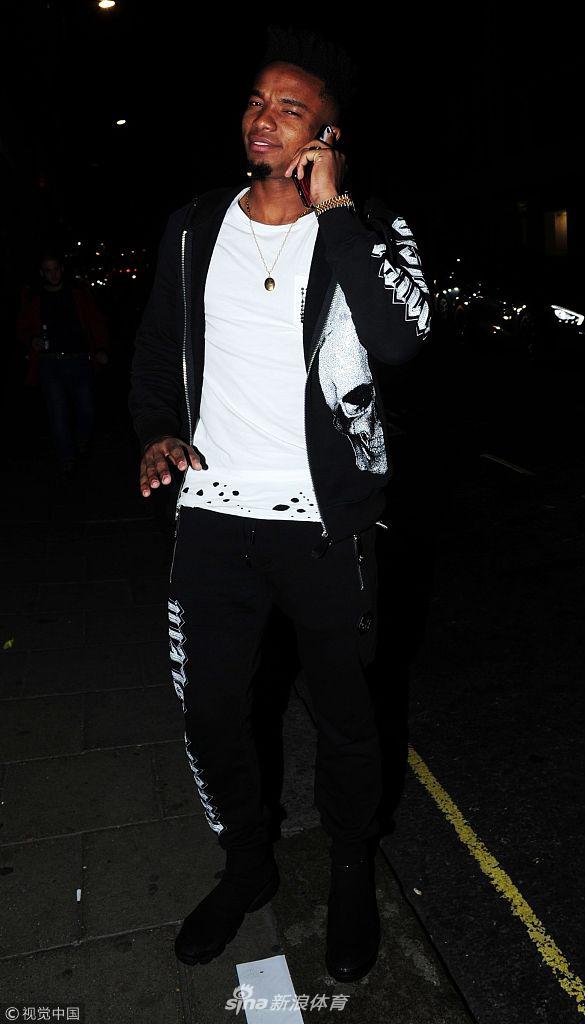 罗纳尔多被多名女球迷环绕求合影