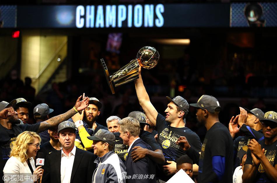 帕楚里亚高举奖杯