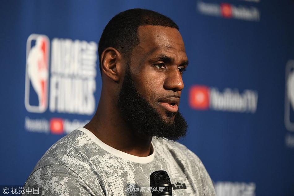 詹姆斯在发布会上