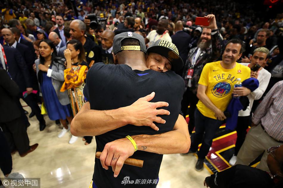 杜兰特库里相拥