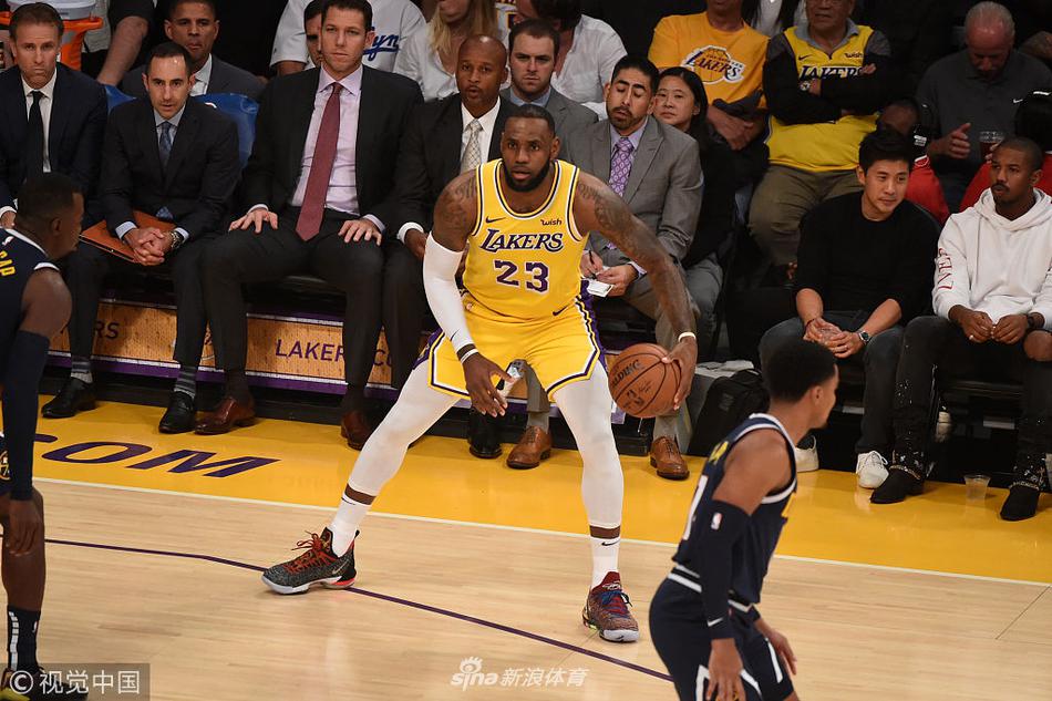 詹姆斯伺机而动