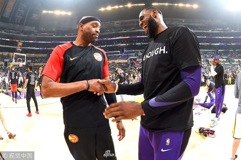 卡特和詹皇赛前相互致意