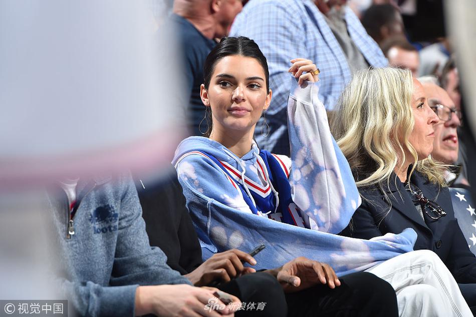 詹娜穿西蒙斯的卫衣跟球衣观战 这手不分了?