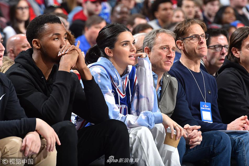 詹娜穿西蒙斯的卫衣跟球衣观战 这手不分了?