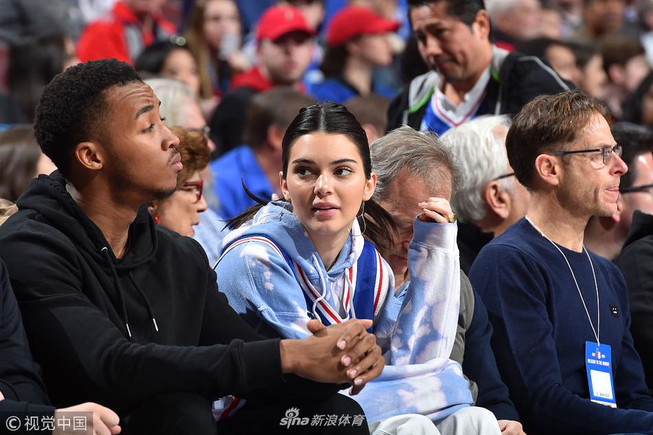 詹娜穿西蒙斯的卫衣跟球衣观战 这手不分了?