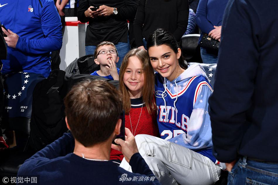 詹娜穿西蒙斯的卫衣跟球衣观战 这手不分了?