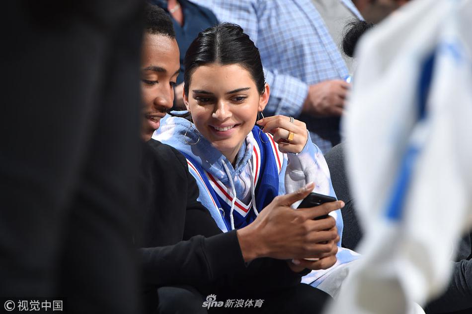 詹娜穿西蒙斯的卫衣跟球衣观战 这手不分了?