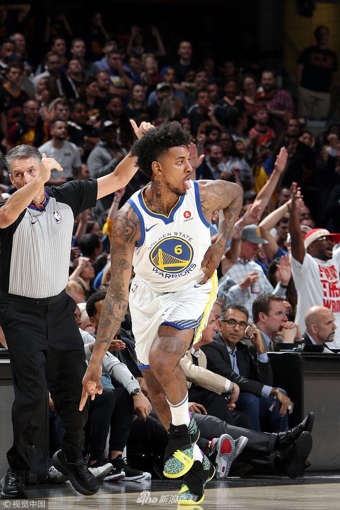 尼克扬庆祝命中三分