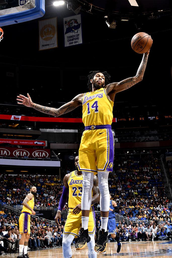 英格拉姆摘下篮板