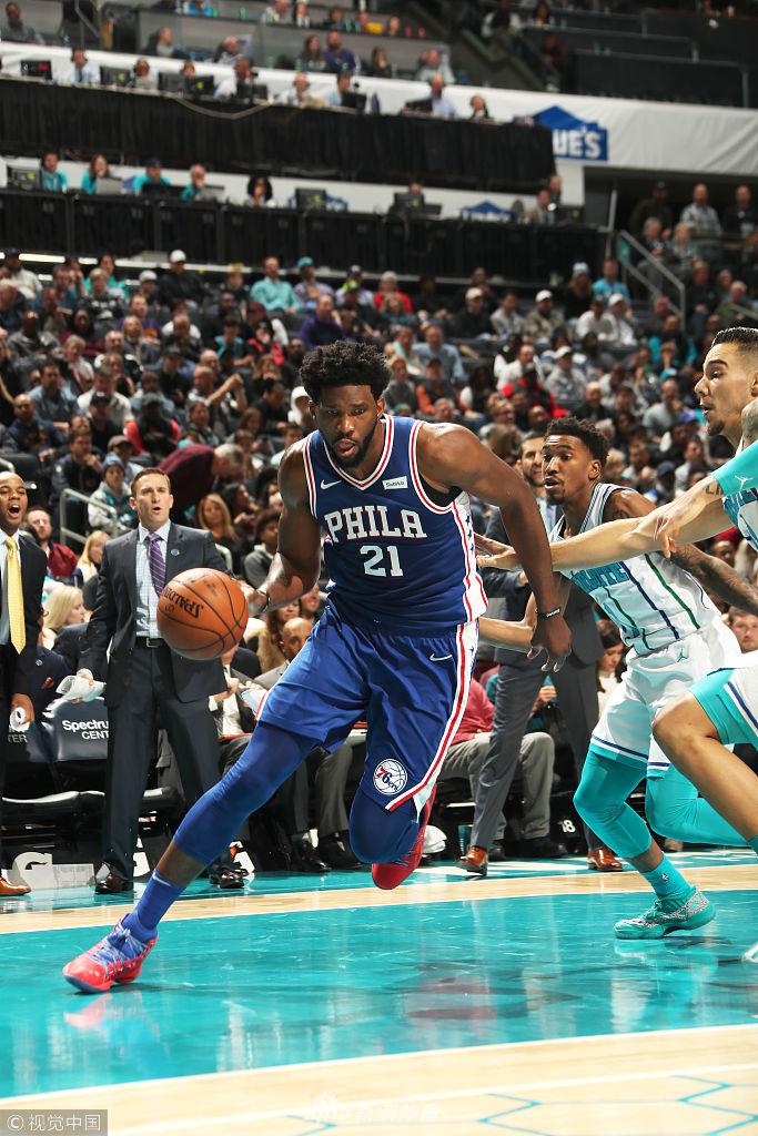 恩比德持球突破