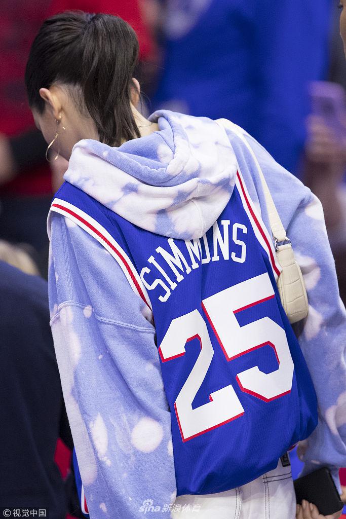 詹娜穿西蒙斯的卫衣跟球衣观战 这手不分了?