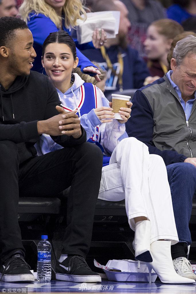 詹娜穿西蒙斯的卫衣跟球衣观战 这手不分了?