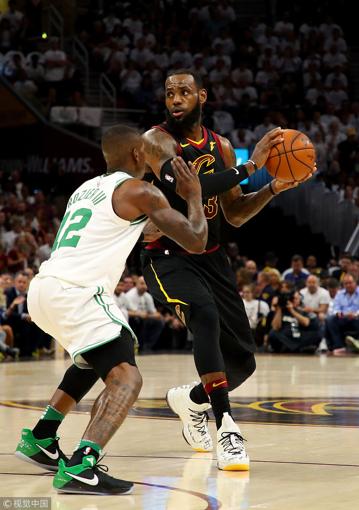 詹姆斯伺机而动