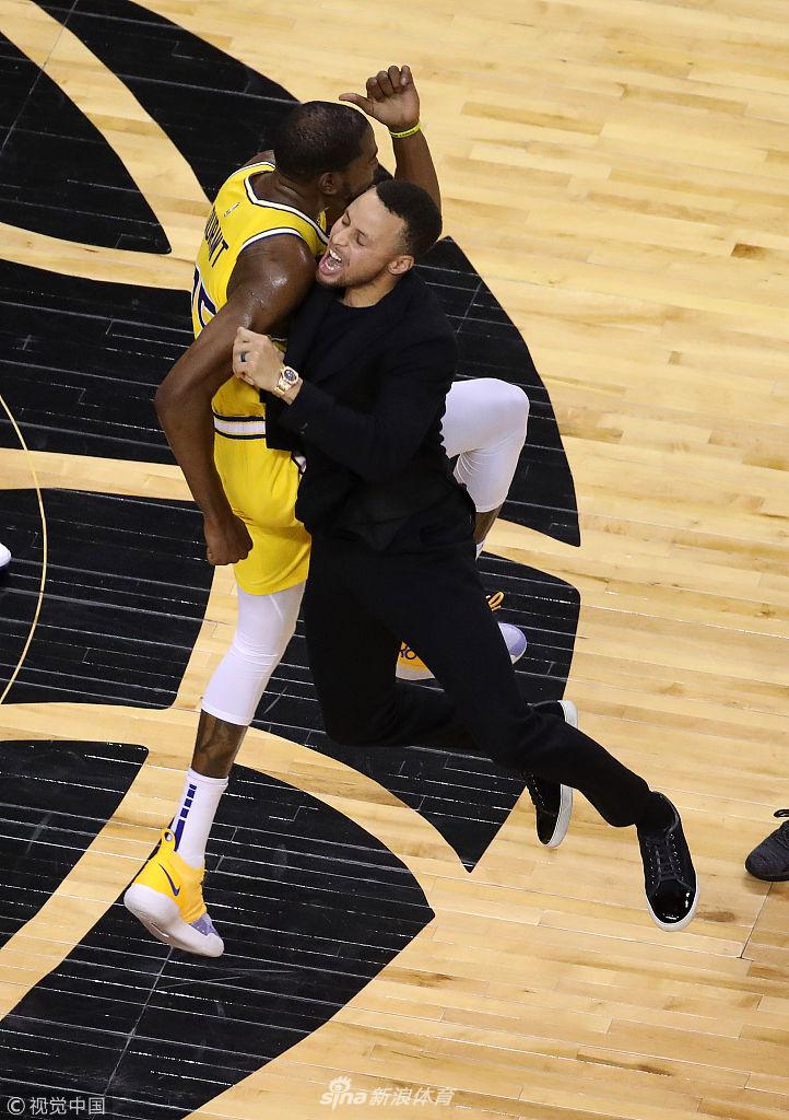 杜兰特库里庆祝