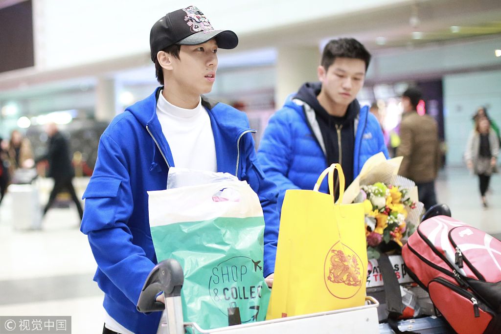 王皓率樊振东林高远回国抵京