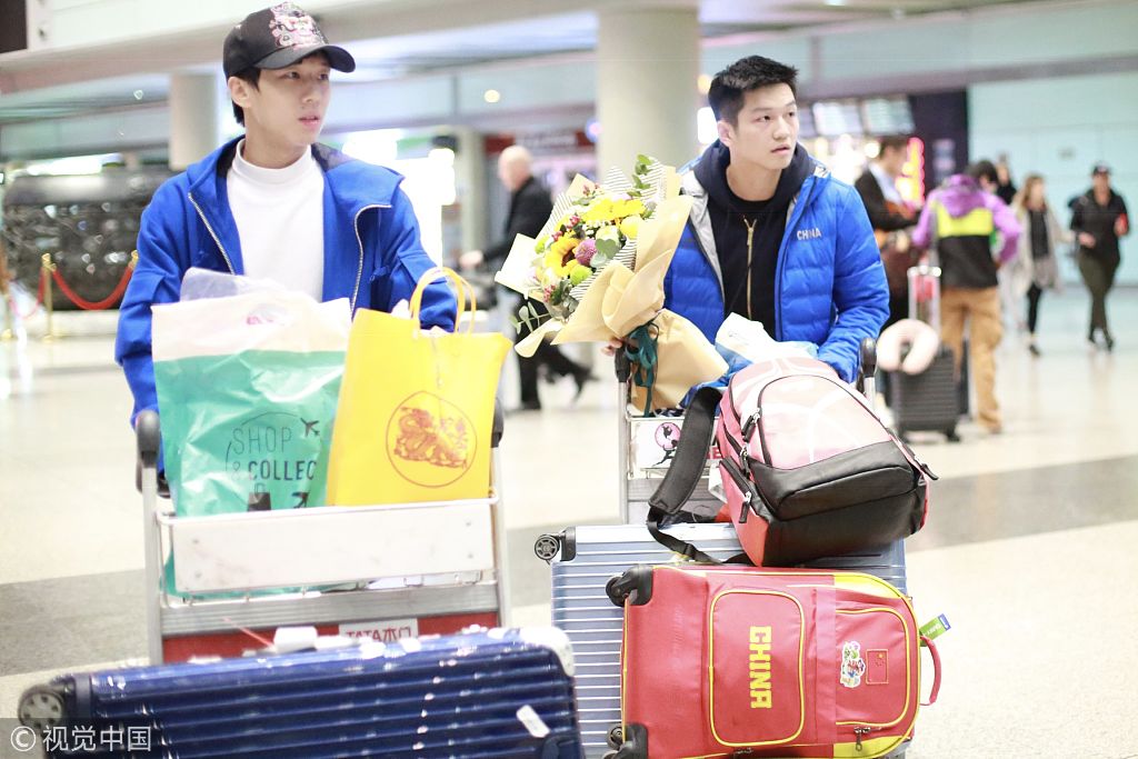 王皓率樊振东林高远回国抵京