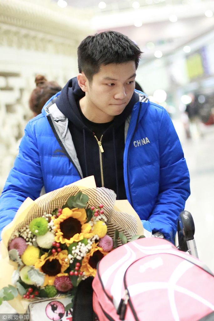 王皓率樊振东林高远回国抵京