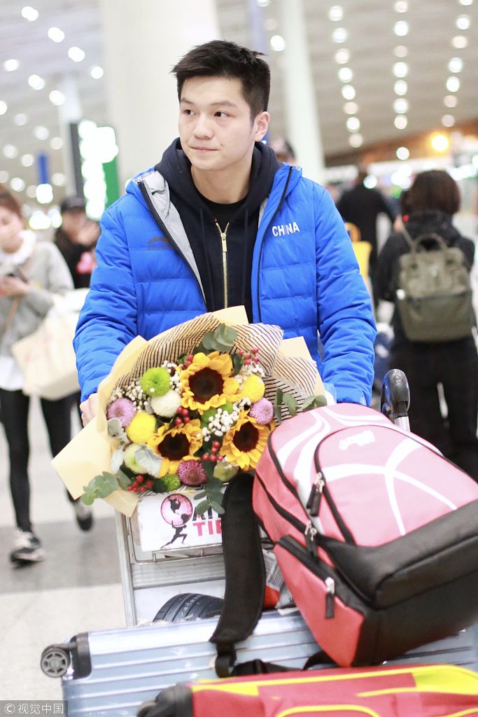 王皓率樊振东林高远回国抵京