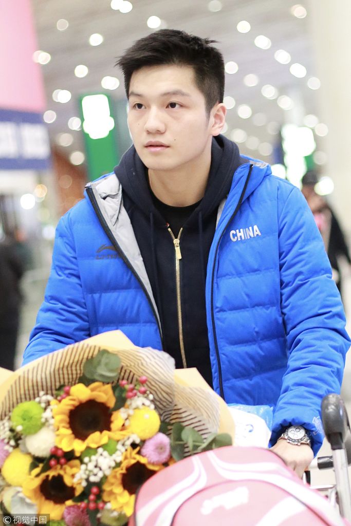 王皓率樊振东林高远回国抵京