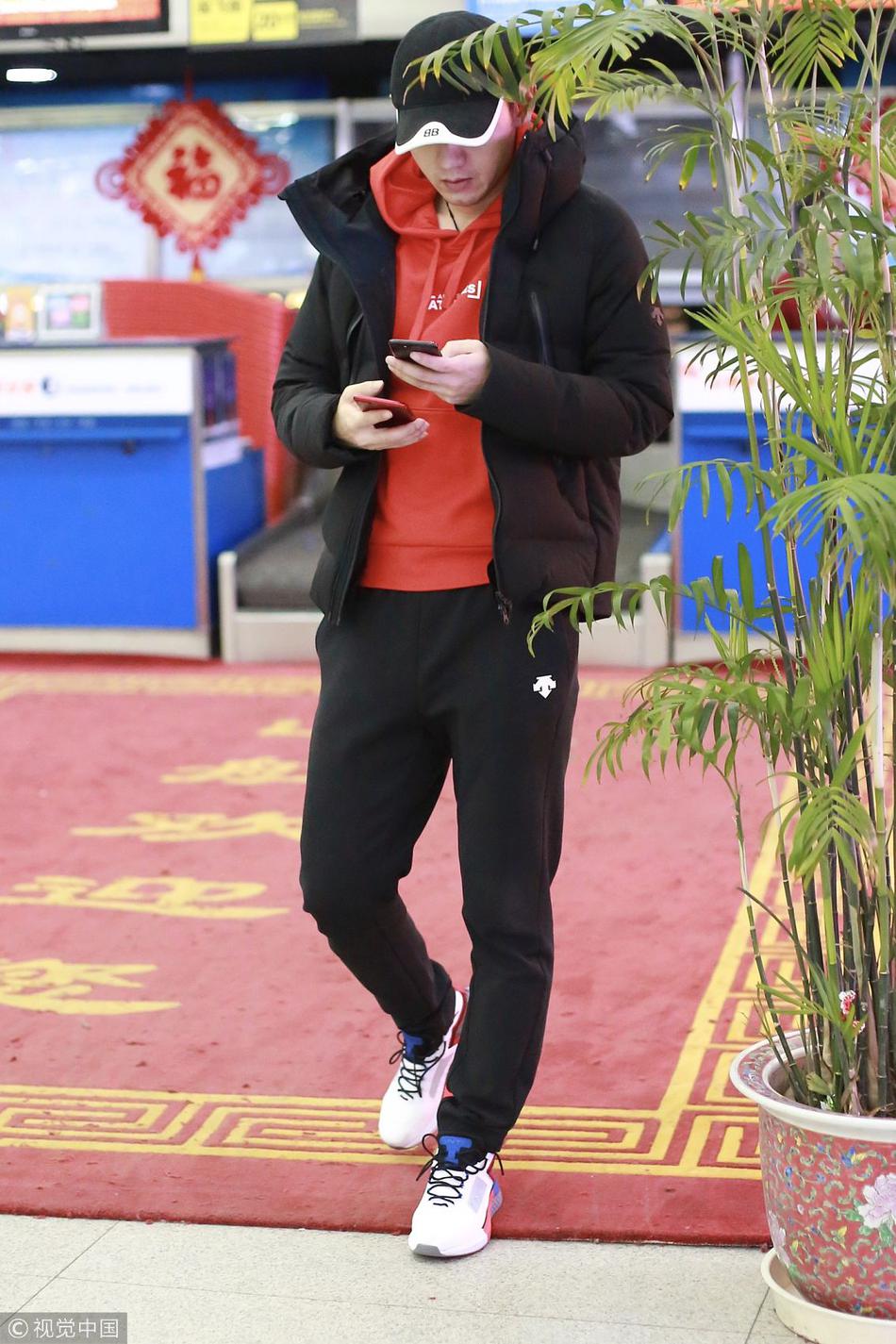 张继科独自一人现身机场