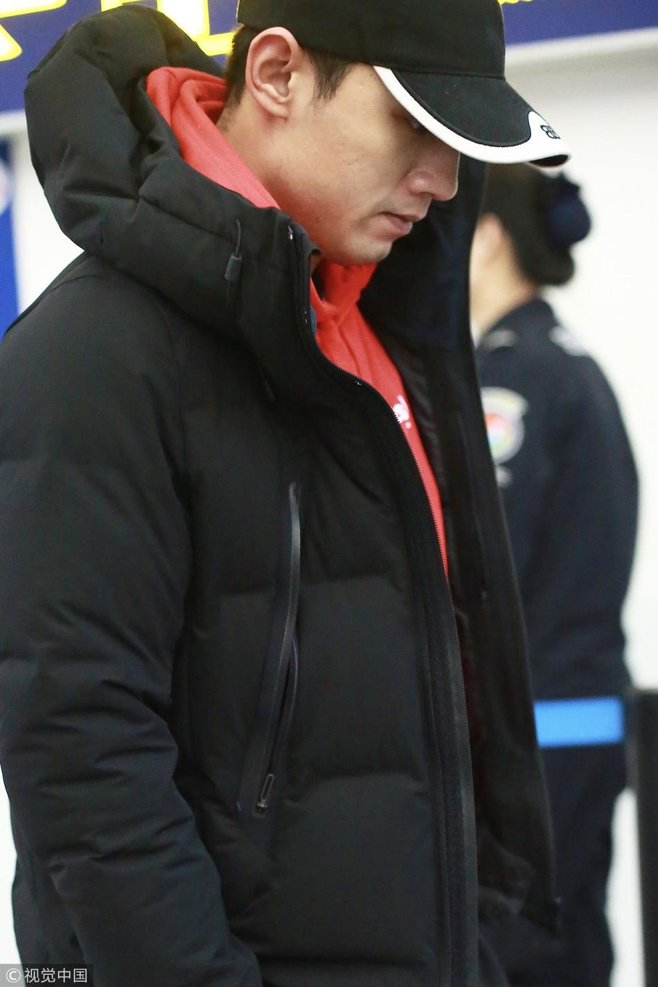 张继科独自一人现身机场