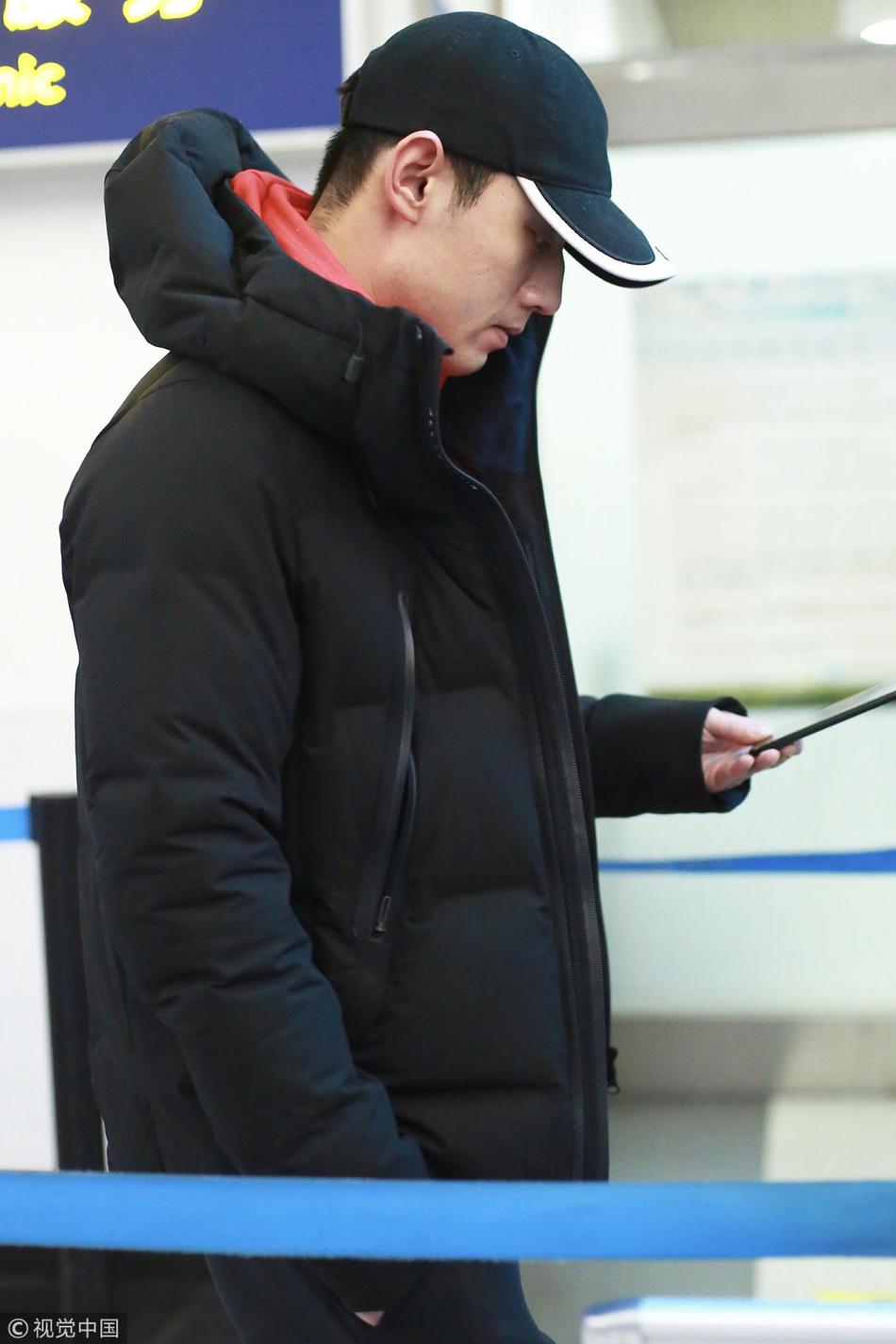 张继科独自一人现身机场