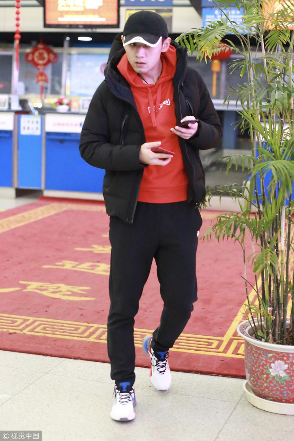 张继科独自一人现身机场