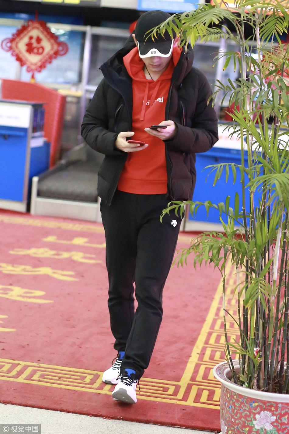 张继科独自一人现身机场