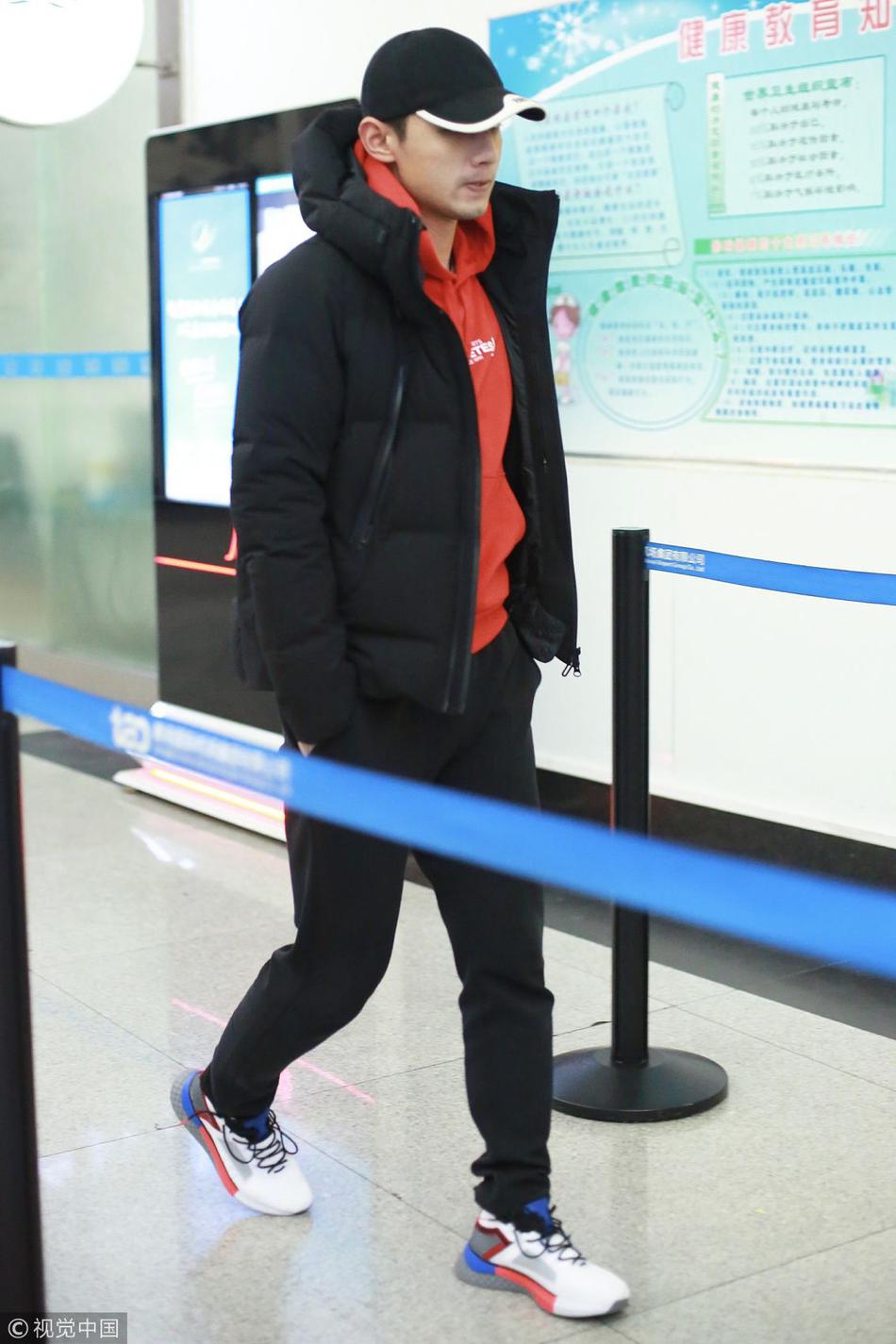 张继科独自一人现身机场